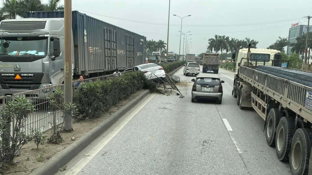 Hiện trường vụ va chạm giữa xe container với Hyundai Accent trên QL5 vào chiều qua