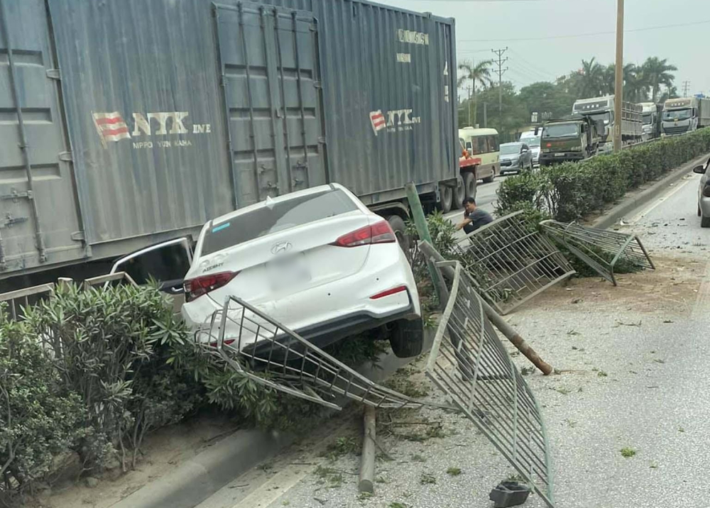 Vụ tai nạn làm chiếc xe Hyundai Accent hư hỏng nặng, dải phân cách thiệt hại nghiêm trọng