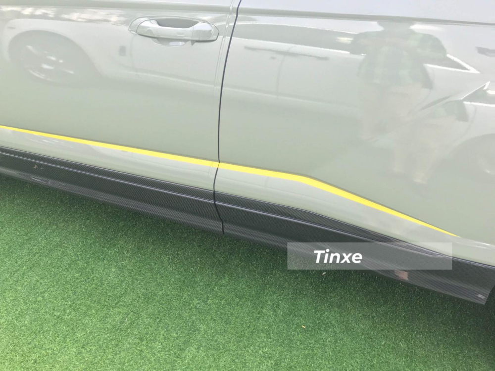 Nẹp sườn carbon l&agrave; tuỳ chọn của chiếc Lamborghini Urus n&agrave;y l&uacute;c về nước
