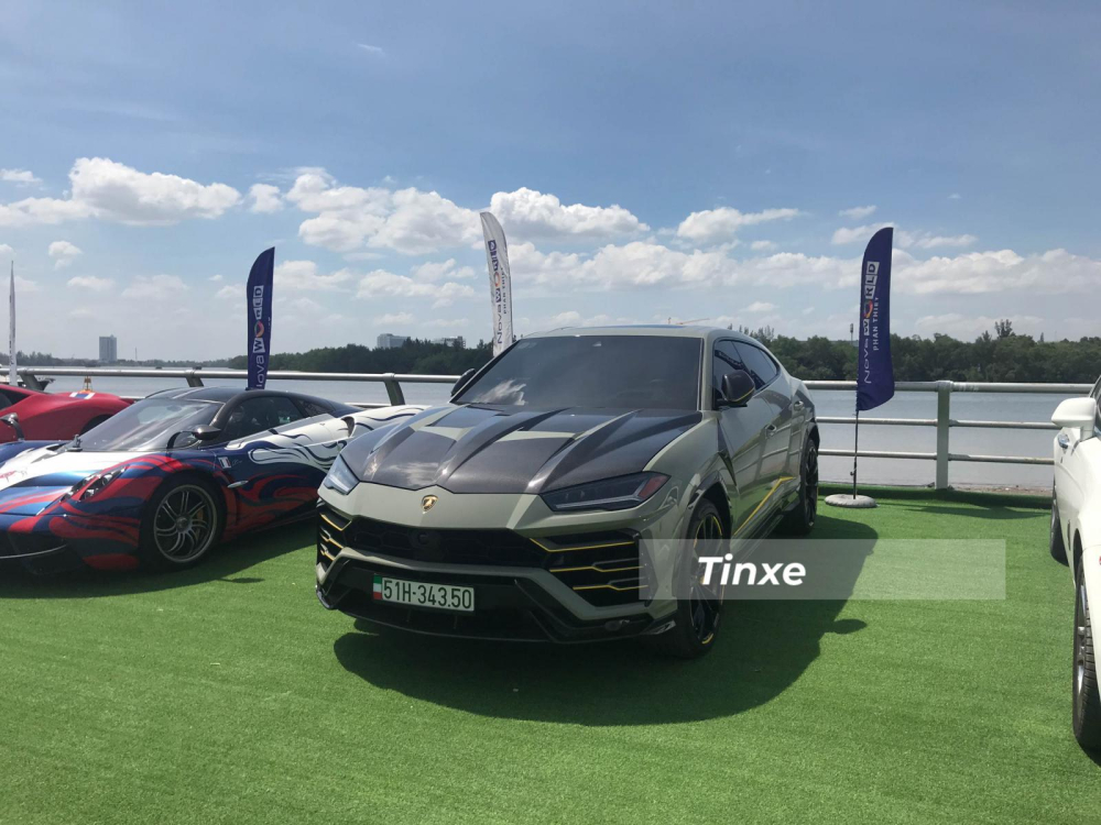 Lamborghini Urus độ TopCar Design hầm hố đỗ cạnh Pagani Huayra
