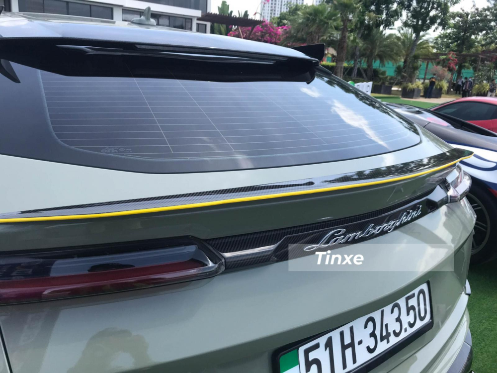 Thanh nối 2 đ&egrave;n hậu v&agrave; ph&iacute;a tr&ecirc;n l&agrave; c&aacute;nh lướt gi&oacute; nhỏ l&agrave; sợi carbon