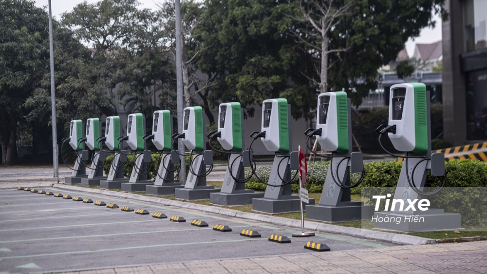 Mô hình trạm sạc ô tô điện của VinFast tại Hà Nội.