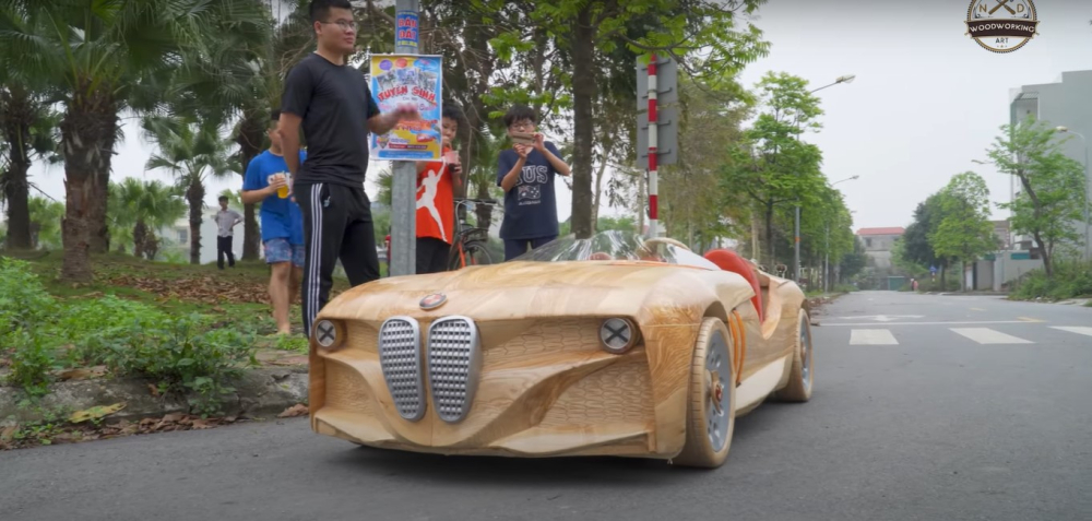 Chiếc ô tô bằng gỗ mà anh Đạo mới chế tạo cho con trai