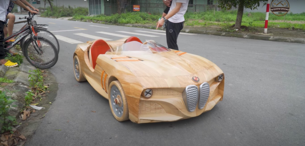 Chiếc ô tô bằng gỗ có 2 chỗ ngồi bên trong