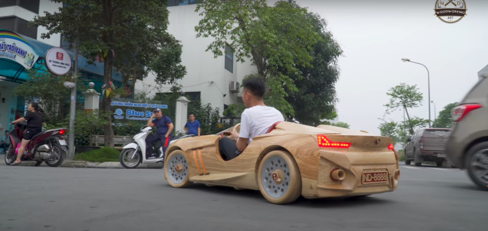 Chiếc BMW bằng gỗ này được trang bị đèn pha và đèn hậu có thể bật lên