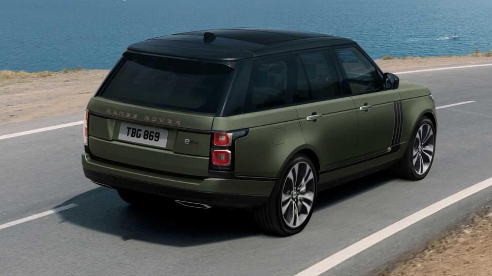 Range Rover SVAutobiography Ultimate Edition 2021 được sơn màu xanh lục với nóc đen tương phản