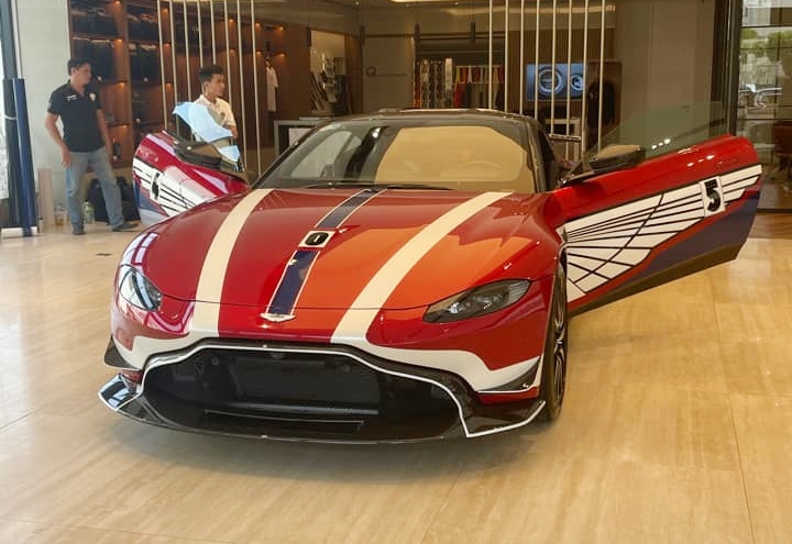 Chiếc xe Aston Martin V8 Vantage này có giá bán gần 15 tỷ đồng