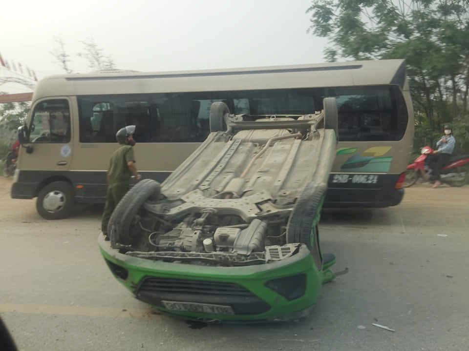 Chiếc xe taxi lật ngửa bên đường