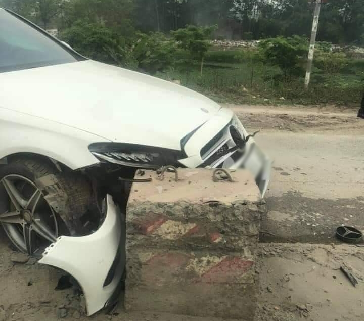 Vụ tai nạn khiến đèn pha của xe Mercedes-Benz C300 AMG bị bể