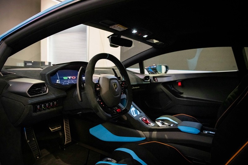 Nội thất một chiếc siêu xe Lamborghini Huracan STO
