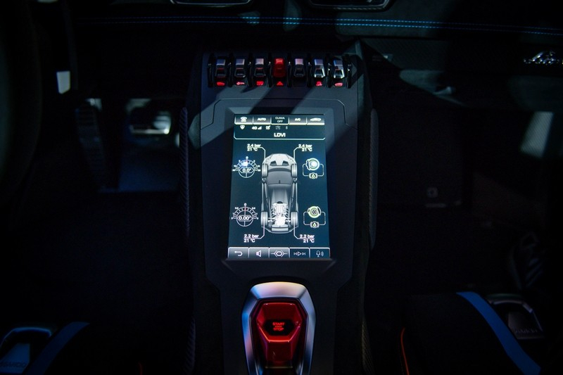 Màn hình giải trí của siêu xe Lamborghini Huracan STO