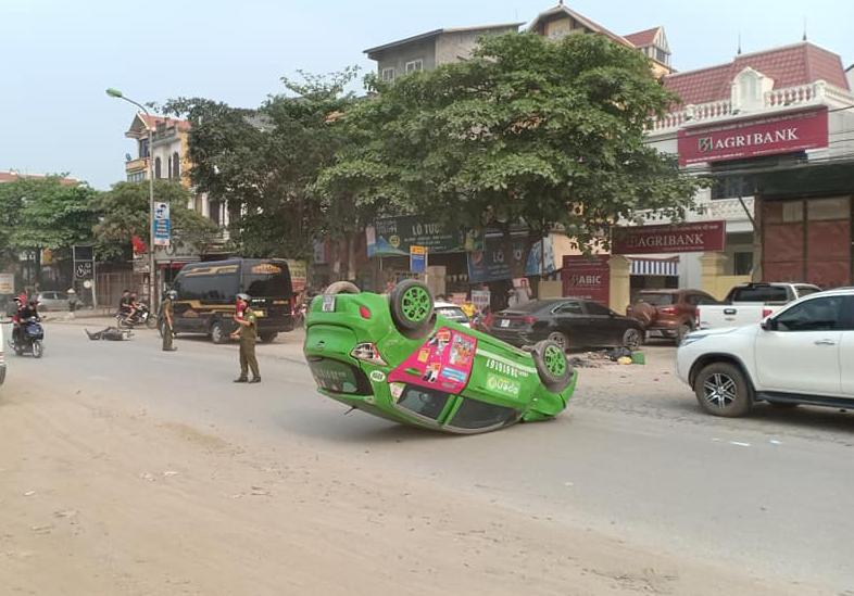 Hiện trường vụ tai nạn giữa xe taxi với xe máy