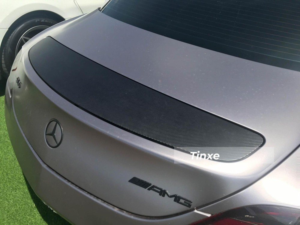 Cánh gió đuôi của Mercedes-Benz SLS AMG. Lúc mới ra mắt Việt Nam, siêu xe Mercedes-Benz SLS AMG có giá 8,2 tỷ đồng, đến năm 2015, chiếc Mercedes-Benz SLS AMG chính hãng thứ 2 về nước được bán với mức giá gần 12 tỷ đồng. Chiếc xe Mercedes-Benz SLS AMG thứ 3 là bản giới hạn được nhập khẩu chính hãng về Việt Nam cho gia đình chồng Hà Tăng nên không được tiết lộ giá bán. Cả 3 chiếc Mercedes-Benz SLS AMG này sau đó được Chủ tịch Trung Nguyên thu gom mua về, trong đó, chiếc đầu tiên do Đặng Lê Nguyên Vũ đặt mua chính hãng từ năm 2010 Cánh gió đuôi của Mercedes-Benz SLS AMG. Lúc mới ra mắt Việt Nam, siêu xe Mercedes-Benz SLS AMG có giá 8,2 tỷ đồng, đến năm 2015, chiếc Mercedes-Benz SLS AMG chính hãng thứ 2 về nước được bán với mức giá gần 12 tỷ đồng. Chiếc xe Mercedes-Benz SLS AMG thứ 3 là bản giới hạn được nhập khẩu chính hãng về Việt Nam cho gia đình chồng Hà Tăng nên không được tiết lộ giá bán. Cả 3 chiếc Mercedes-Benz SLS AMG này sau đó được Chủ tịch Trung Nguyên thu gom mua về, trong đó, chiếc đầu tiên do Đặng Lê Nguyên Vũ đặt mua chính hãng từ năm 2010