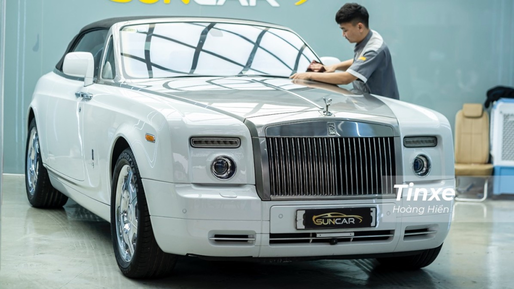 Mặc dù đã có thời gian sử dụng lên tới 10 băm tại Việt Nam nhưng hình thức của chiếc Rolls-Royce Phantom Drophead Coupe vẫn rất óng ả nhờ vào việc chủ xe chăm chút và đã sử dụng công nghệ PPF để dán bảo vệ ngoại thất cho chiếc xe.