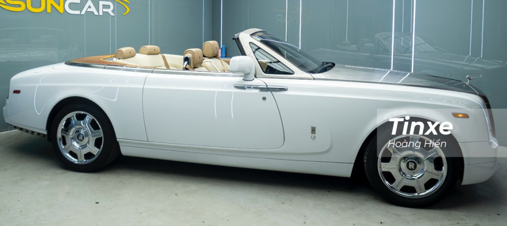 Điểm khác biệt của Rolls-Royce Phantom Drophead Coupe chính là ở kiểu dáng xe hai cửa thể thao với mui xếp mềm tự động có thể gấp gọn vào phần cốp sau.