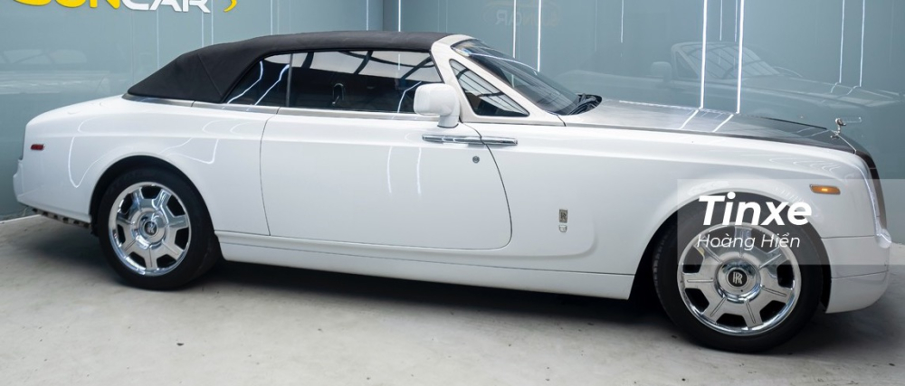 Rolls-Royce Phantom Drophead Coupe lần đầu tiên ra mắt thế giới vào năm 2004 dưới hình thức xe concept mang mã tên 100EX. Tới đầu năm 2007, bản thương mại của xe mới được trình làng và rồi mẫu xe được kéo dài vòng đời từ 2007 đến 2016, song hành với bản saloon của Rolls-Royce Phantom VII.