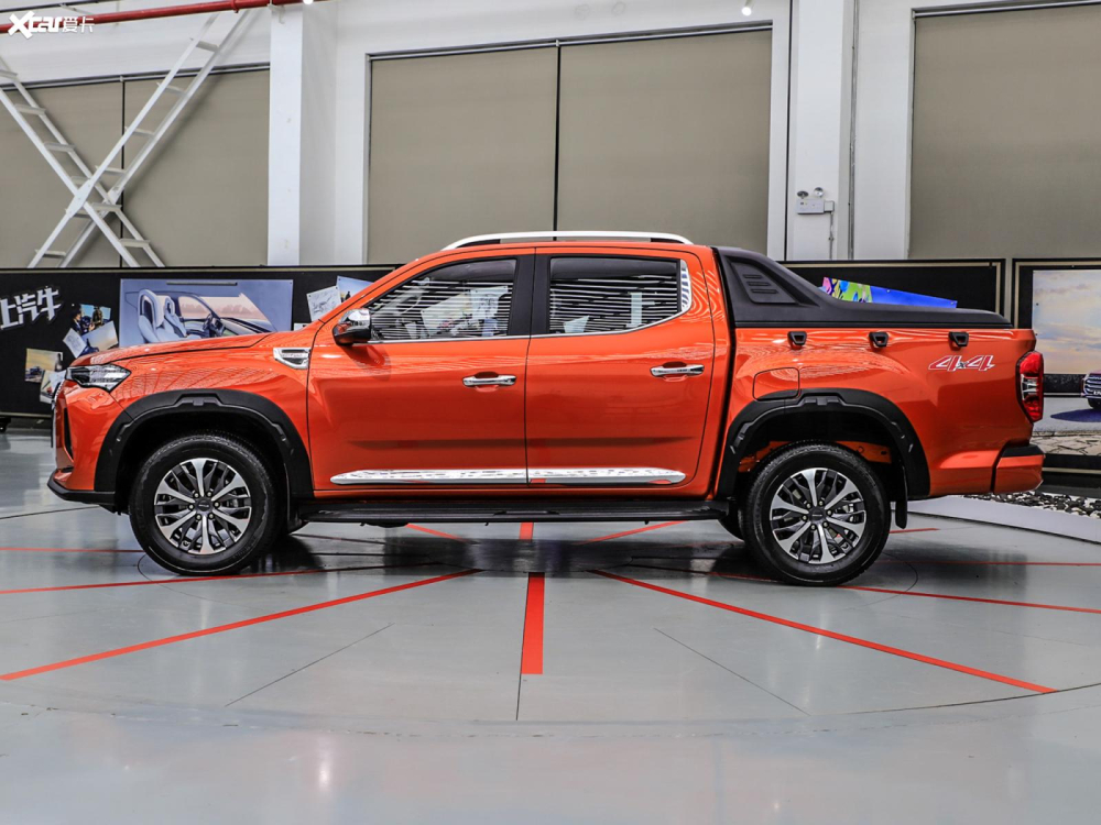 Ph&iacute;a b&ecirc;n sườn&nbsp;của&nbsp;SAIC Maxus T90