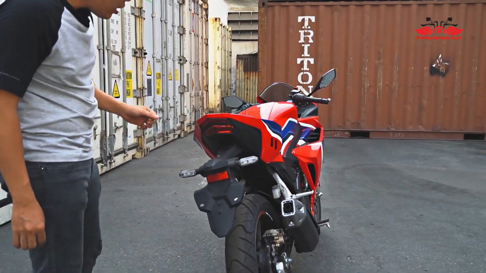 Ống xả trên xe có thiết kế khá giống Honda Winner X
