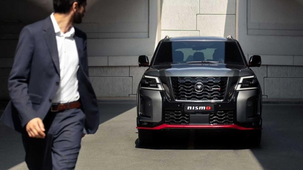 Nissan Patrol Nismo 2021 c&oacute; 2 khe gi&oacute; nằm dọc ở hai g&oacute;c đầu xe