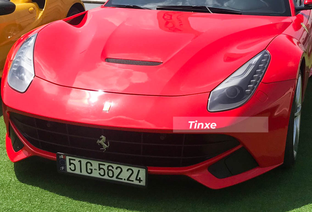 Thiết kế cá tính của siêu xe Ferrari F12 Berlinetta bao gồm lưới tản tản nhiệt trải dài như miệng cười, 2 hốc gió bên hông mở rộng Thiết kế cá tính của siêu xe Ferrari F12 Berlinetta bao gồm lưới tản tản nhiệt trải dài như miệng cười, 2 hốc gió bên hông mở rộng
