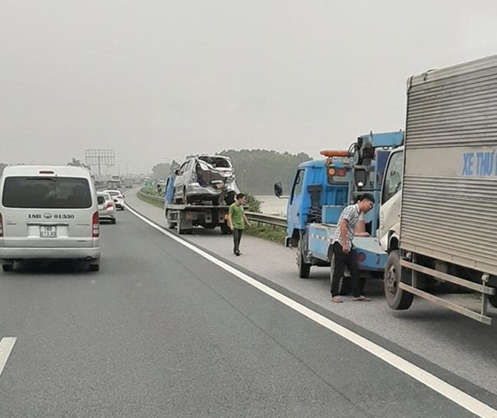 Các phương tiện gặp nạn được xe cứu hộ kéo ra đường cao tốc Các phương tiện gặp nạn được xe cứu hộ kéo ra đường cao tốc