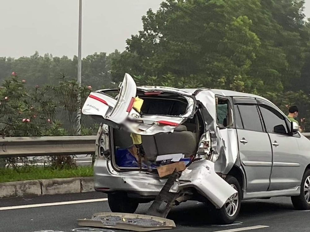 Chiếc xe Toyota Innova nát tươm phần đuôi xe Chiếc xe Toyota Innova nát tươm phần đuôi xe