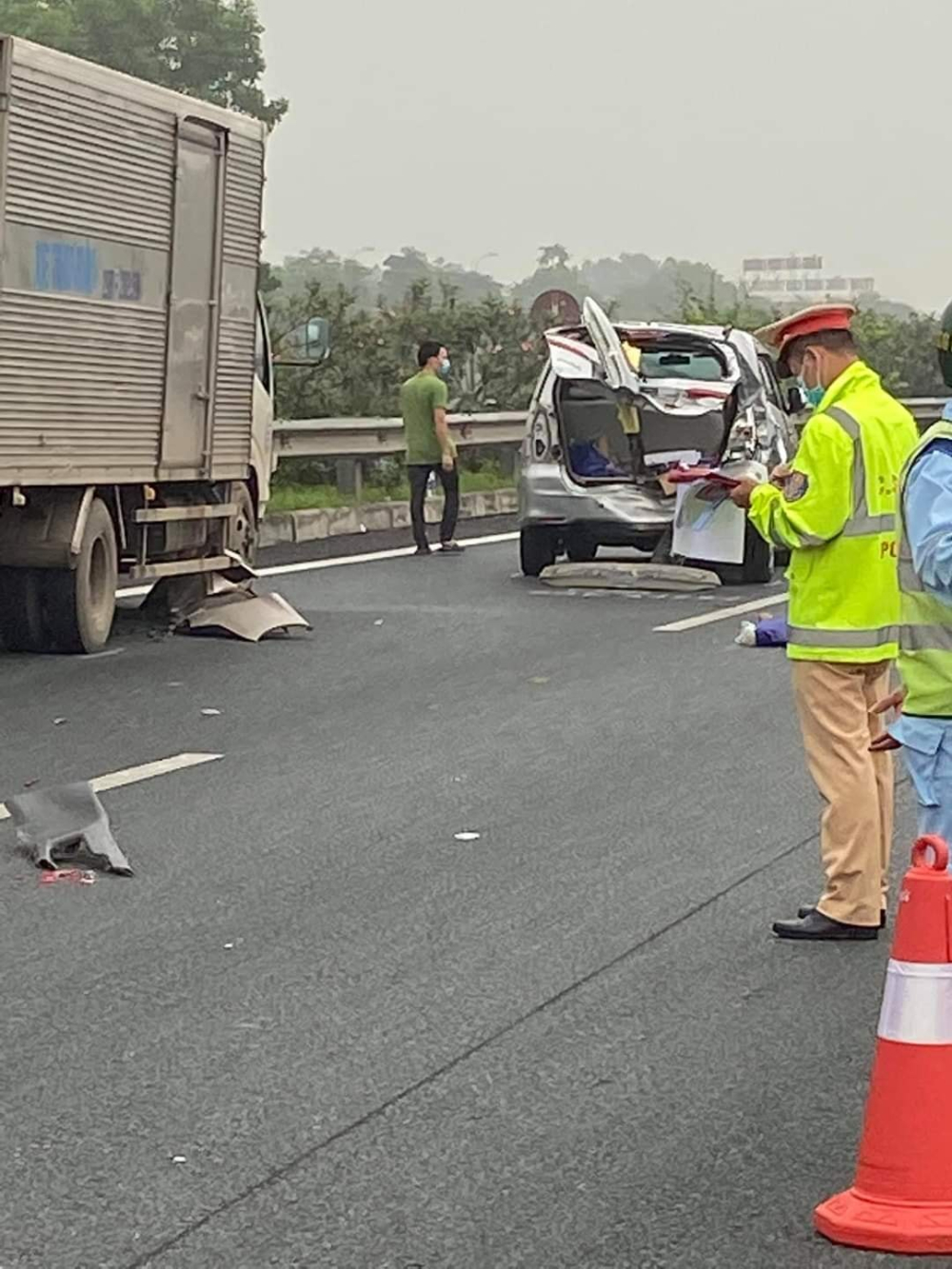 Chiếc xe tải tại hiện trường vụ tai nạn Chiếc xe tải tại hiện trường vụ tai nạn