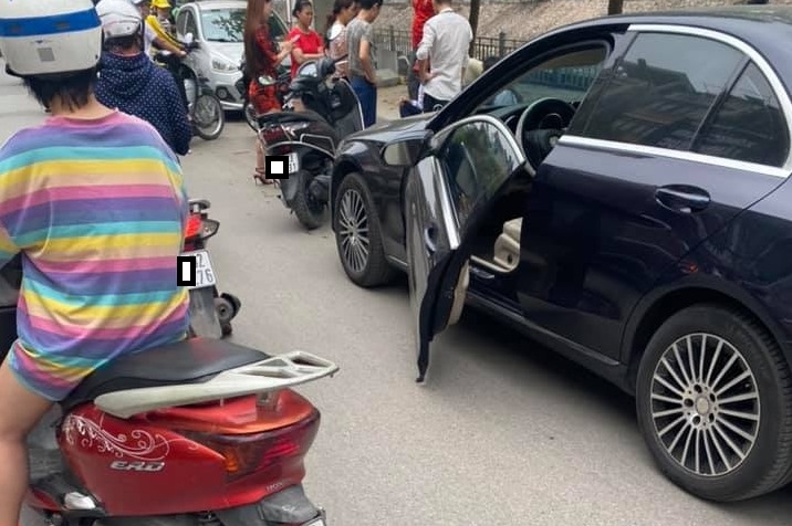 Lái xe Mercedes-Benz C-Class được cho điều khiển xe vào đường ngược chiều, đỗ xe ở đây và mở cửa thiếu quan sát