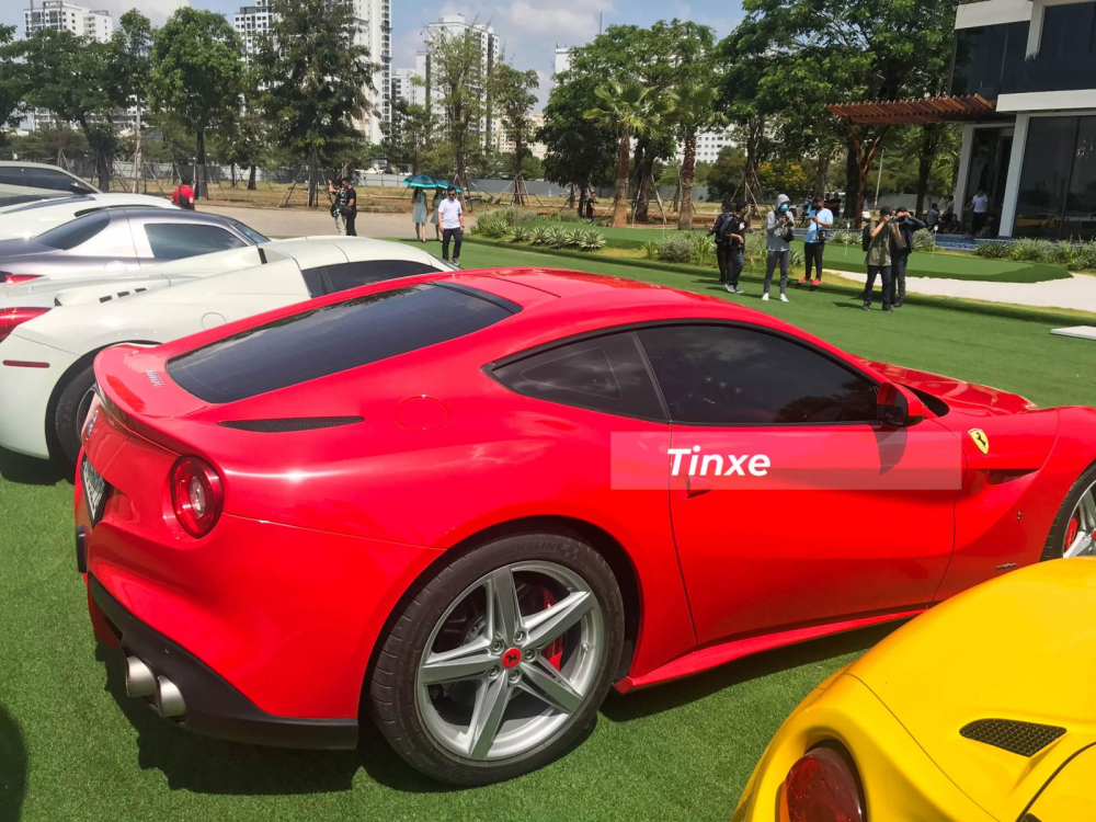 Hiện chiếc xe Ferrari F12 Berlinetta này đã về màu sơn đỏ nguyên bản theo xe Hiện chiếc xe Ferrari F12 Berlinetta này đã về màu sơn đỏ nguyên bản theo xe