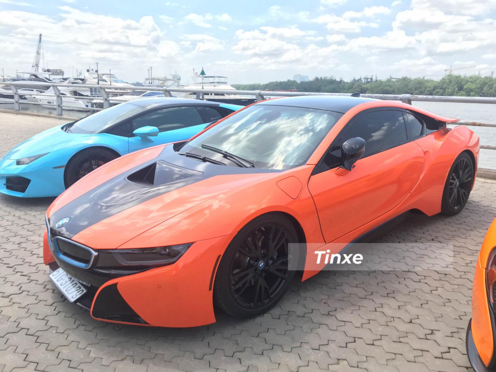Sau hơn 2 năm sử dụng chiếc xe thể thao BMW i8, một người kinh doanh trong lĩnh vực sức khoẻ ở Sài thành đã cho mẫu xe hybrid này thay bộ áo mới với tông màu cam đất làm chủ đạo. Sau hơn 2 năm sử dụng chiếc xe thể thao BMW i8, một người kinh doanh trong lĩnh vực sức khoẻ ở Sài thành đã cho mẫu xe hybrid này thay bộ áo mới với tông màu cam đất làm chủ đạo.