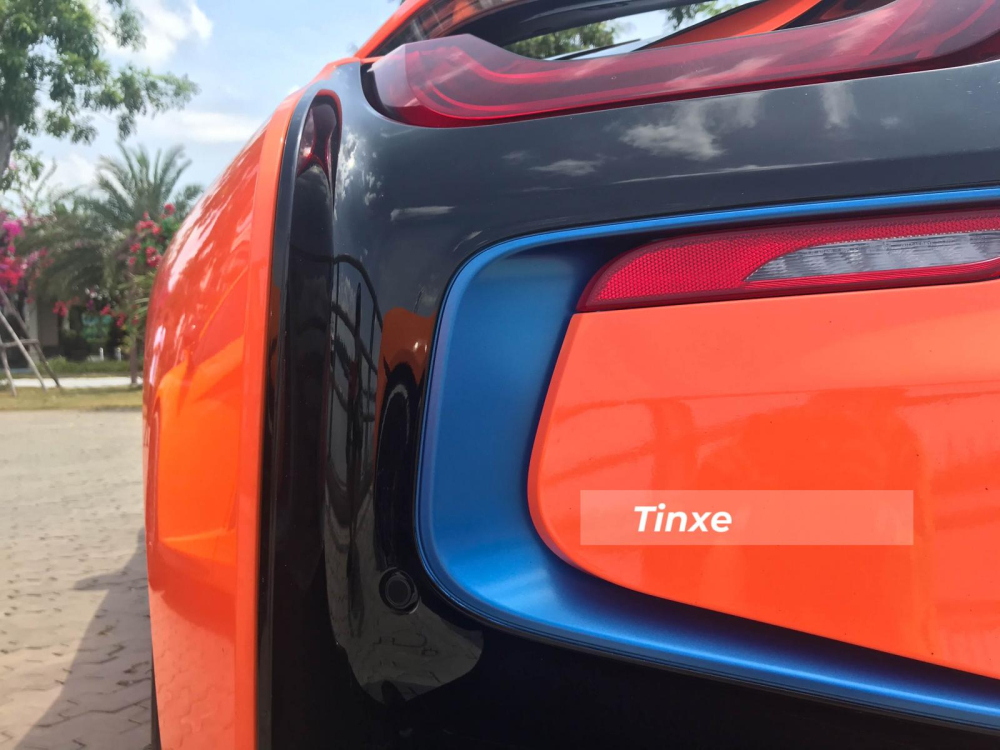 Hệ truyền động hybrid trên BMW i8 sẽ đi kèm với hộp số tự động 6 cấp. Mẫu xe thể thao BMW i8 có thời gian tăng tốc từ vị trí xuất phát lên 100km/h chỉ trong khoảng thời gian 4,4 giây trước khi đạt vận tốc tối đa 250 km/h. Chỉ với động cơ điện, chiếc xe thể thao BMW i8 có thể hoàn thành quãng đường dài 35km và đạt vận tốc tối đa 120km/h. Hệ truyền động hybrid trên BMW i8 sẽ đi kèm với hộp số tự động 6 cấp. Mẫu xe thể thao BMW i8 có thời gian tăng tốc từ vị trí xuất phát lên 100km/h chỉ trong khoảng thời gian 4,4 giây trước khi đạt vận tốc tối đa 250 km/h. Chỉ với động cơ điện, chiếc xe thể thao BMW i8 có thể hoàn thành quãng đường dài 35km và đạt vận tốc tối đa 120km/h.