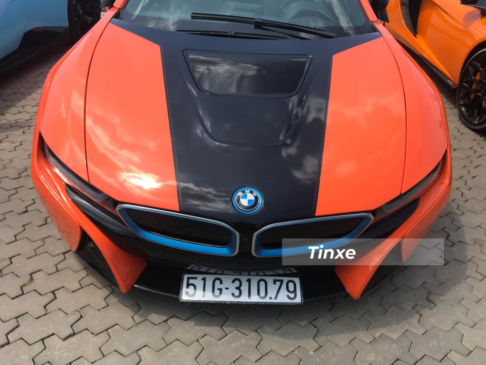 Phần đầu xe là sự kết hợp giữa 3 màu sắc bao gồm cam đất được dán bằng đề-can, bên cạnh đó là màu xanh dương thể hiện cho sự thân thiện môi trường của xe hybrid ở logo BMW hay viền lưới tản nhiệt của chiếc xe thể thao này. Phần đầu xe là sự kết hợp giữa 3 màu sắc bao gồm cam đất được dán bằng đề-can, bên cạnh đó là màu xanh dương thể hiện cho sự thân thiện môi trường của xe hybrid ở logo BMW hay viền lưới tản nhiệt của chiếc xe thể thao này.