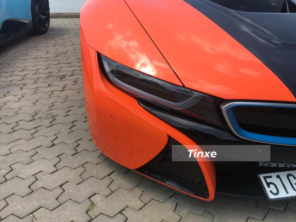 Cận cảnh đèn pha LED sắc sảo của BMW i8. Cận cảnh đèn pha LED sắc sảo của BMW i8.