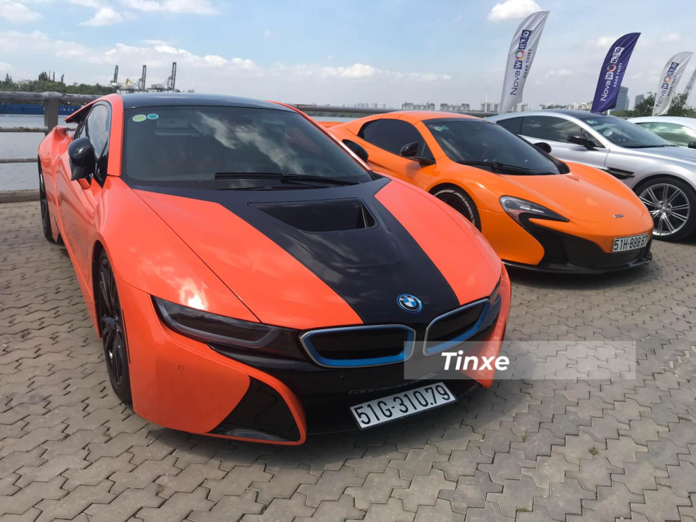 Màu sắc này giúp chiếc xe BMW i8 trở nên nổi bật dù xuất hiện trên đường phố hay đỗ cạnh hàng chục siêu xe đắt tiền của các đại gia Sài thành. Màu sắc này giúp chiếc xe BMW i8 trở nên nổi bật dù xuất hiện trên đường phố hay đỗ cạnh hàng chục siêu xe đắt tiền của các đại gia Sài thành.
