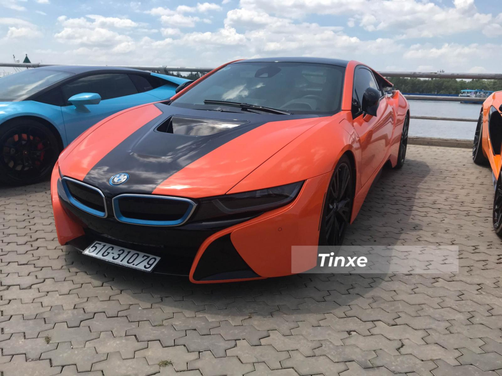 Mẫu xe thể thao hybrid BMW i8 được nhập về Việt Nam thông qua các đơn vị kinh doanh xe nhập khẩu tư nhân. Lúc mới về nước, BMW i8 có giá tại Việt Nam lên đến trên 7 tỷ đồng nhưng hiện tại được rao bán lại trên 3 tỷ đồng. Mẫu xe thể thao hybrid BMW i8 được nhập về Việt Nam thông qua các đơn vị kinh doanh xe nhập khẩu tư nhân. Lúc mới về nước, BMW i8 có giá tại Việt Nam lên đến trên 7 tỷ đồng nhưng hiện tại được rao bán lại trên 3 tỷ đồng.