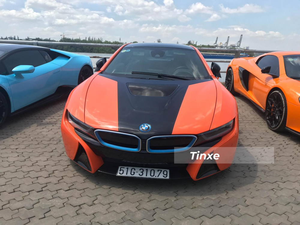 Số lượng dòng xe thể thao hybrid BMW i8 tại Việt Nam đã có thể hơn 50 chiếc với chủ yếu là 3 màu chính như xám bút chì, xanh và trắng. Cũng chính vì thế mà nhiều người sở hữu BMW i8 tại dải đất hình chữ S đã khoác lên mình mẫu xe này nhiều bộ áo khác nhau bằng đề-can như vàng nhám, vàng xước, đỏ, tím, xanh lá mạ, nâu, cam, hồng... Số lượng dòng xe thể thao hybrid BMW i8 tại Việt Nam đã có thể hơn 50 chiếc với chủ yếu là 3 màu chính như xám bút chì, xanh và trắng. Cũng chính vì thế mà nhiều người sở hữu BMW i8 tại dải đất hình chữ S đã khoác lên mình mẫu xe này nhiều bộ áo khác nhau bằng đề-can như vàng nhám, vàng xước, đỏ, tím, xanh lá mạ, nâu, cam, hồng...