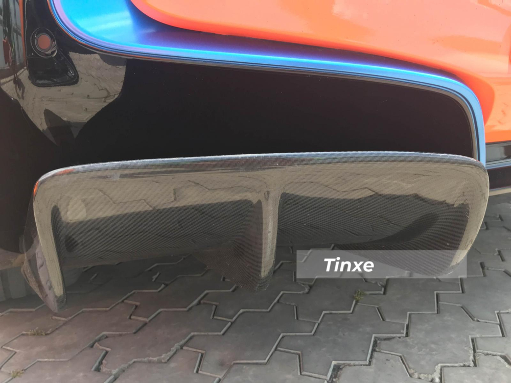 Khuếch tán gió sau chiếc xe BMW i8 này là carbon. Khuếch tán gió sau chiếc xe BMW i8 này là carbon.