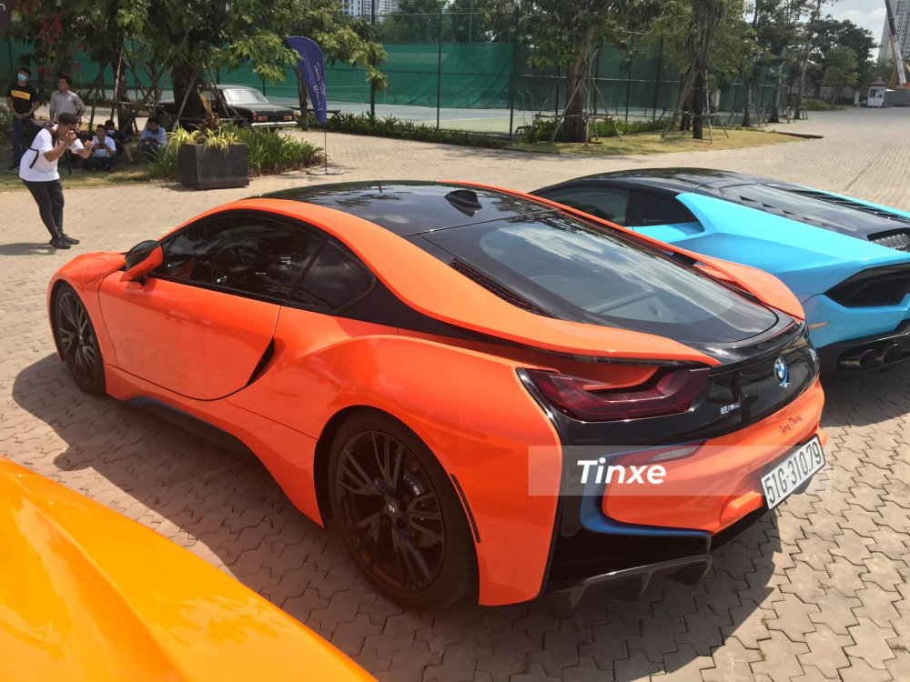 Chiếc xe BMW i8 này nguyên bản có màu trắng và đã được chủ nhân dán đề-can màu cam đất nổi bật phối cùng các chi tiết sơn đen nguyên bản của xe và cả khuếch tán gió phía sau bằng carbon. Chiếc xe BMW i8 này nguyên bản có màu trắng và đã được chủ nhân dán đề-can màu cam đất nổi bật phối cùng các chi tiết sơn đen nguyên bản của xe và cả khuếch tán gió phía sau bằng carbon.