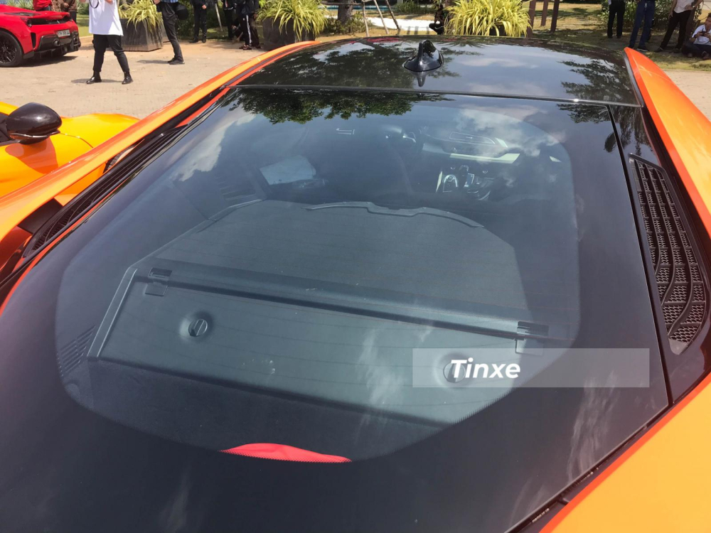 Chiếc xe thể thao BMW i8 thuộc sở hữu của chủ nhân siêu xe Lamborghini Huracan LP580-2 độc nhất Sài thành vẫn sở hữu động cơ 3 xy lanh, dung tích 1.5 lít, TwinPower Turbo và một động cơ điện sản sinh công suất tối đa 131 mã lực và mô-men xoắn cực đại 250 Nm. Khi kết hợp hai động cơ xăng và điện này lại với nhau, chiếc xe thể thao hybird BMW i8 sẽ có công suất tổng cộng là 362 mã lực và mô-men xoắn cực đại 570 Nm. Chiếc xe thể thao BMW i8 thuộc sở hữu của chủ nhân siêu xe Lamborghini Huracan LP580-2 độc nhất Sài thành vẫn sở hữu động cơ 3 xy lanh, dung tích 1.5 lít, TwinPower Turbo và một động cơ điện sản sinh công suất tối đa 131 mã lực và mô-men xoắn cực đại 250 Nm. Khi kết hợp hai động cơ xăng và điện này lại với nhau, chiếc xe thể thao hybird BMW i8 sẽ có công suất tổng cộng là 362 mã lực và mô-men xoắn cực đại 570 Nm.