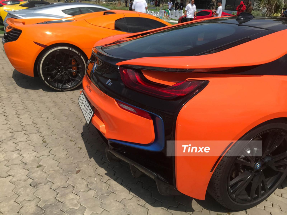 Tại thị trường Mỹ, giá xe BMW i8 được bán ra thị trường với hai phiên bản là Coupe và Roadster, mang thiết kế mui cứng và mui trần tương ứng cho hai phiên bản ở mức 147.500 USD và 163.300 USD, tương đương 3,4 và 3,8 tỷ đồng. Tại thị trường Mỹ, giá xe BMW i8 được bán ra thị trường với hai phiên bản là Coupe và Roadster, mang thiết kế mui cứng và mui trần tương ứng cho hai phiên bản ở mức 147.500 USD và 163.300 USD, tương đương 3,4 và 3,8 tỷ đồng.