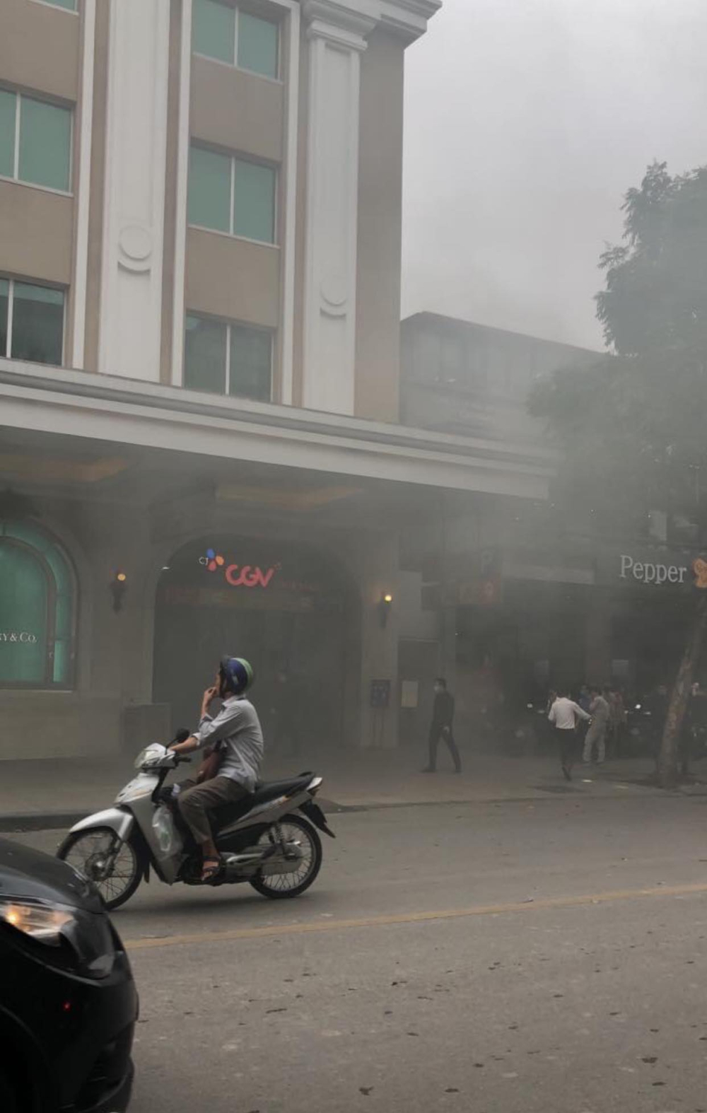 Kh&oacute;i m&ugrave; mịt b&ecirc;n ngo&agrave;i Trung t&acirc;m thương mại Tr&agrave;ng Tiền Plaza