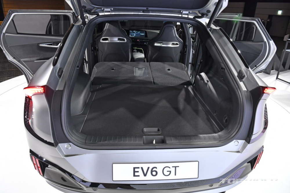 Kia EV6 2021 còn có khoang hành lý 520 lít hoặc 1.300 lít nếu hàng ghế sau gập xuống