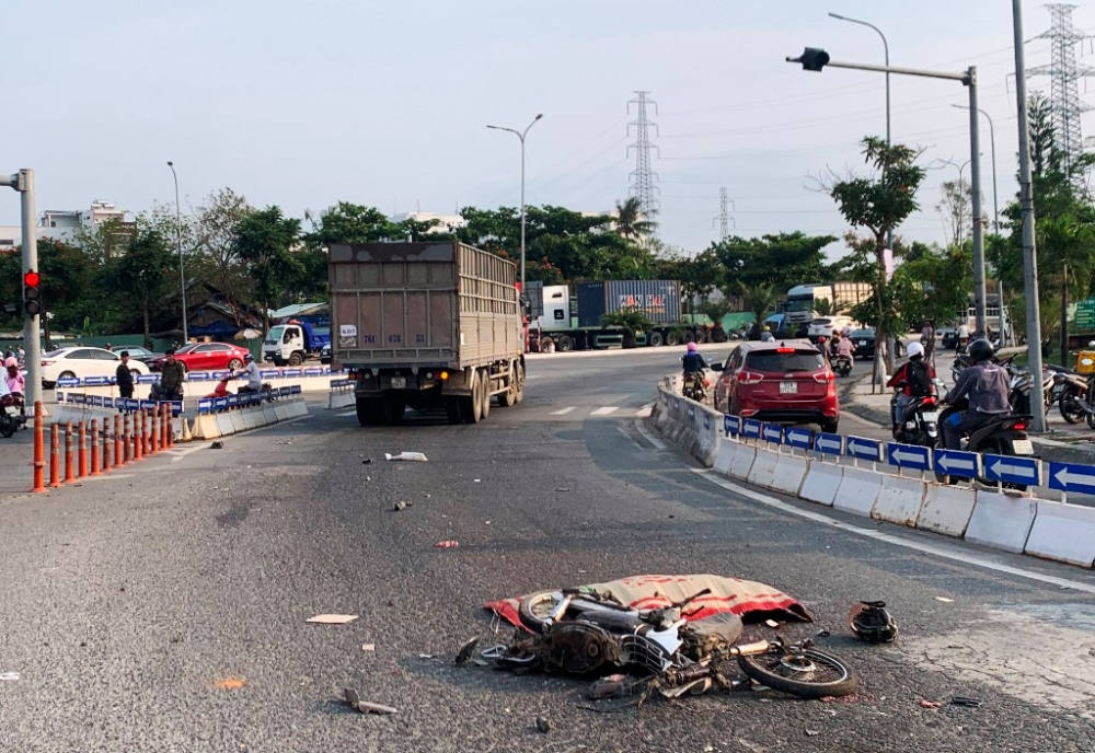 Chiếc xe máy của nạn nhân bị cán bẹp dúm