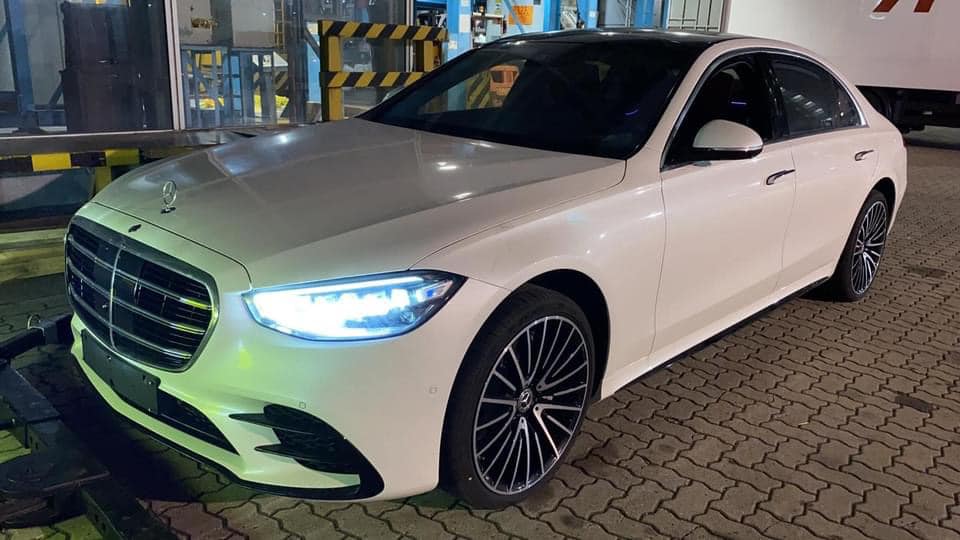 Hình ảnh chiếc xe Mercedes-Benz S500 2021 lúc còn ở cảng Hình ảnh chiếc xe Mercedes-Benz S500 2021 lúc còn ở cảng