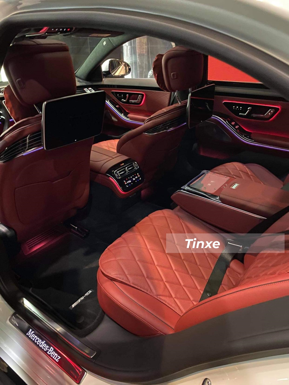 Hàng ghế sau của Mercedes-Benz S500 4Matic 2021 mới về Việt Nam Hàng ghế sau của Mercedes-Benz S500 4Matic 2021 mới về Việt Nam
