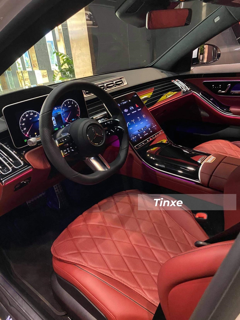 Xe có nội thất bọc da màu đỏ-đen, Mercedes-Benz S500 4Matic 2021 có đến 5 màn hình Xe có nội thất bọc da màu đỏ-đen, Mercedes-Benz S500 4Matic 2021 có đến 5 màn hình