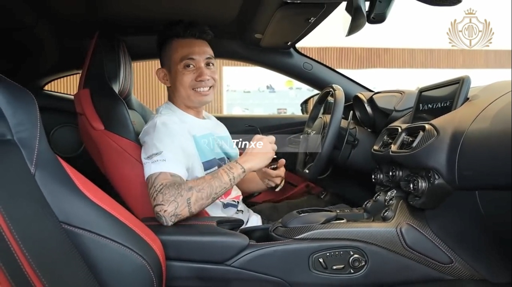 Minh Nhựa trong khoang l&aacute;i Aston Martin V8 Vantage