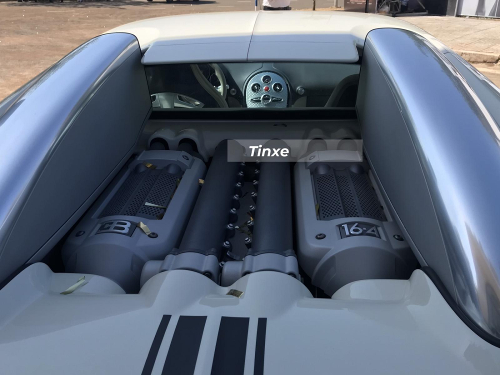 Khối động cơ W16 lộ thi&ecirc;n của Bugatti Veyron