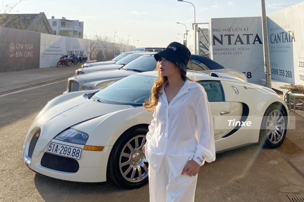 Sự c&oacute; mặt của Bugatti Veyron khiến kh&ocirc;ng &iacute;t du kh&aacute;ch chụp ảnh c&ugrave;ng
