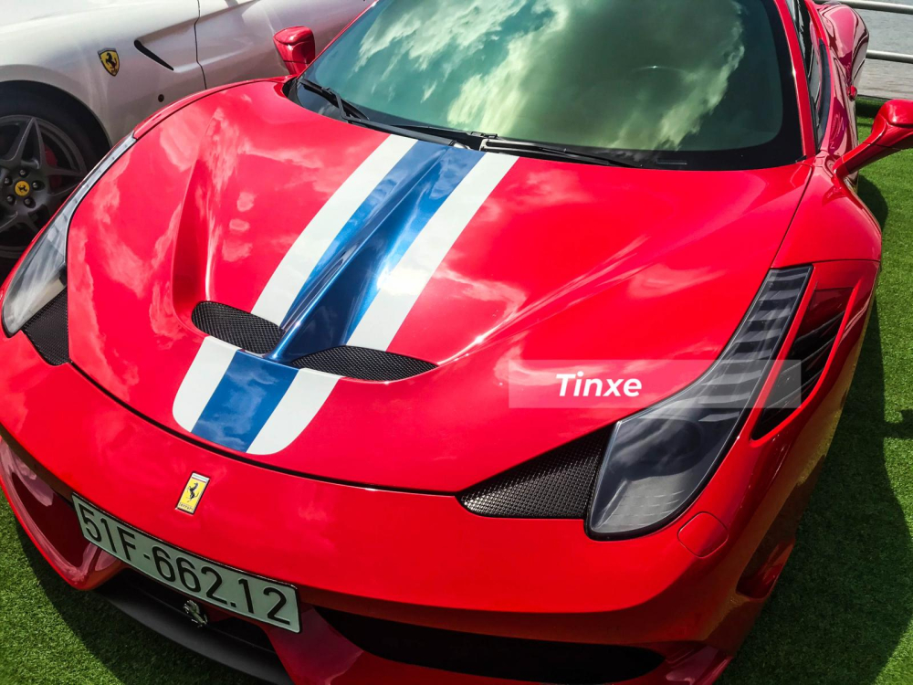 Điểm nhấn của Ferrari 458 Speciale gờ nổi trên nắp capô và sọc màu xanh dương cùng trắng Điểm nhấn của Ferrari 458 Speciale gờ nổi trên nắp capô và sọc màu xanh dương cùng trắng